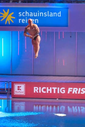 10 01 2026, xlakx, Entertainment, TV Total Turmspringen v l Fabian Hambuechen Olympic champion dares to jump from the diving boards of the swimming and diving hall in the Europasportpark SSE at the 15th edition of TV Total Turmspringen in Berlin a spectacular highlight of the show on ProSieben Berlin Daniel Lakomski