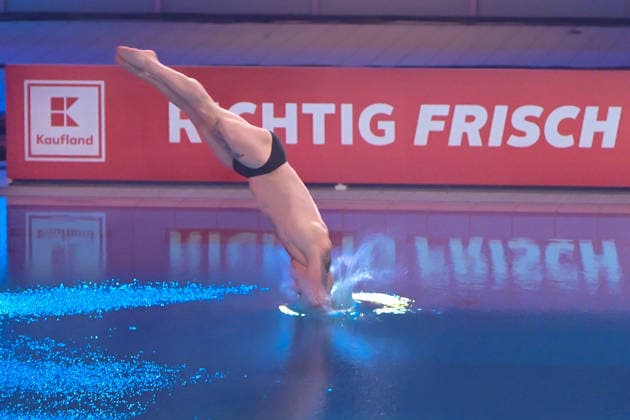 10 01 2026, xlakx, Entertainment, TV Total Turmspringen v l Fabian Hambuechen Olympic champion dares to jump from the diving boards of the swimming and diving hall in the Europasportpark SSE at the 15th edition of TV Total Turmspringen in Berlin a spectacular highlight of the show on ProSieben Berlin Daniel Lakomski
