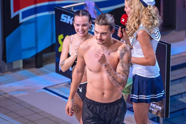 10 01 2026, xlakx, Entertainment, TV Total Turmspringen v l Julia Roemmelt Playmate and Tim Kuehnel Reality actor dares to jump from the diving boards of the swimming and diving hall in the Europasportpark SSE at the 15th edition of TV Total Turmspringen in Berlin a spectacular highlight of the show on ProSieben Berlin Daniel Lakomski