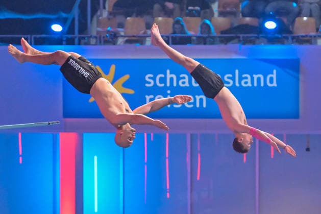 10 01 2026, xlakx, Entertainment, TV Total Turmspringen v l Flying Uwe Streamer and Let™s Hugo Streamer dare to jump from the diving boards of the swimming and diving hall in the Europasportpark SSE at the 15th edition of TV Total Turmspringen in Berlin a spectacular highlight of the show on ProSieben Berlin Daniel Lakomski