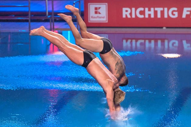 10 01 2026, xlakx, Entertainment, TV Total Turmspringen v l Kim Tränka and Nico Legat dare to jump from the diving boards of the swimming and diving hall in the Europasportpark SSE at the 15th edition of TV Total Turmspringen in Berlin a spectacular highlight of the show on ProSieben Berlin Daniel Lakomski