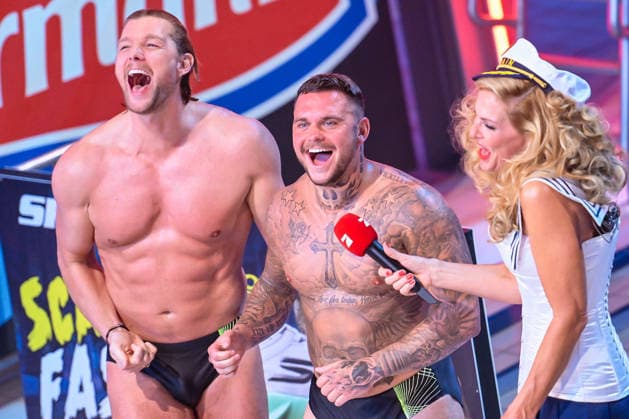 10 01 2026, xlakx, Entertainment, TV Total Turmspringen v l Kim Tränka and Nico Legat dare to jump from the diving boards of the swimming and diving hall in the Europasportpark SSE at the 15th edition of TV Total Turmspringen in Berlin a spectacular highlight of the show on ProSieben Berlin Daniel Lakomski