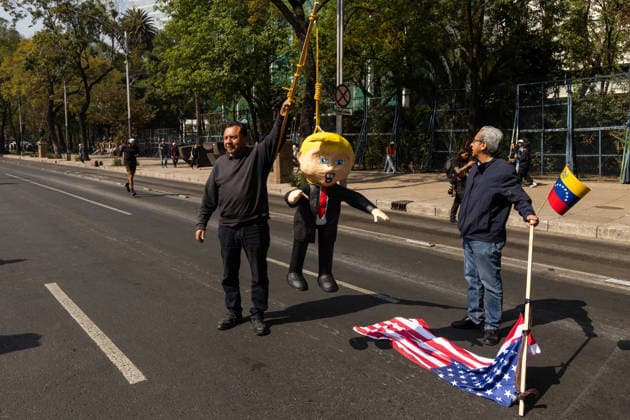 January 10, 2026, Mexico City, Mexico: Hundreds of people joined the March against Imperialism, from the Angel of Independence to Plaza Palestina Libre, following the capture of NICOLAS MADURO and his wife, CILIA FLORES, by US forces. Demonstrators expressed solidarity with the Venezuelan people. Mexico City Mexico - ZUMAl178 20260110_znp_l178_024 Copyright: xCristianxLeyvax