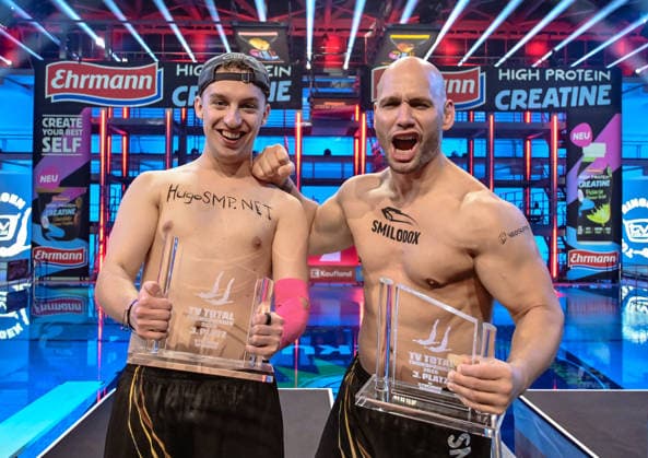 10 01 2026, xlakx, Entertainment, TV Total Turmspringen v l Let™s Hugo Streamer and Flying Uwe Streamer 3rd place in synchronized diving with the trophy in hand at the 15th edition of TV Total Turmspringen in Berlin from the diving boards of the swimming and diving hall in the Europasportpark SSE a spectacular highlight of the show on ProSieben Berlin Daniel Lakomski
