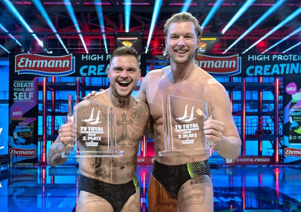 10 01 2026, xlakx, Entertainment, TV Total Turmspringen v l LNico Legat and Kim Tränka 2nd place in synchronized diving with the trophy in their hands at the 15th edition of TV Total Turmspringen in Berlin from the diving boards of the swimming and diving hall in the Europasportpark SSE a spectacular highlight of the show on ProSieben Berlin Daniel Lakomski