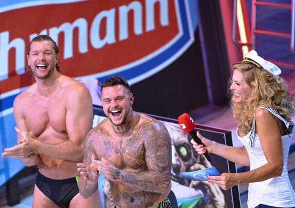 10 01 2026, xlakx, Entertainment, TV Total Turmspringen v l LNico Legat, Kim Tränka and Sonya Kraus presenter at the 15th edition of TV Total Turmspringen in Berlin from the diving boards of the swimming and diving hall in the Europasportpark SSE a spectacular highlight of the show on ProSieben Berlin Daniel Lakomski