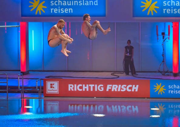 10 01 2026, xlakx, Entertainment, TV Total Turmspringen v l Filip Pavlovic Dschungelkoenig, Marco Cerullo Reality Star dare to jump from the diving boards of the swimming and diving hall in the Europasportpark SSE at the 15th edition of TV Total Turmspringen in Berlin a spectacular highlight of the show on ProSieben Berlin Daniel Lakomski