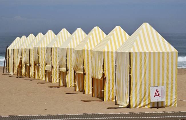 Region Aveiro - Portugal Gelb und weiß gestreifte Strandzelte an der Küste Stripe beach tents standing in a row on sand with sea in background (License=RF) Copyright: xZoonar.com GamrothxJoergx 24460861