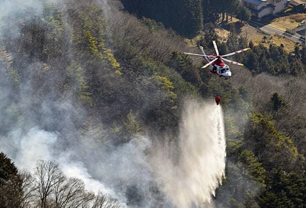 Wildfire in Yamanashi Pref. Photo taken from a Kyodo News helicopter shows continuing firefighting operations by a helicopter against a wildfire at Mt. Ogi, straddling Uenohara and Otsuki cities in Yamanashi Prefecture, west of Tokyo, on Jan. 10, 2026.  A14AA0005165593P