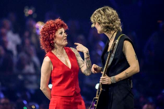 abb Lucy Diakovska with friend guitarist Yasi Hofer singer on stage at the ARD TV LIve program at the Schlagerchampions 2026 Das Grosse Fest der Besten on stage at the Velodrom on 10 01 2026 in Berlin Berlin Germany