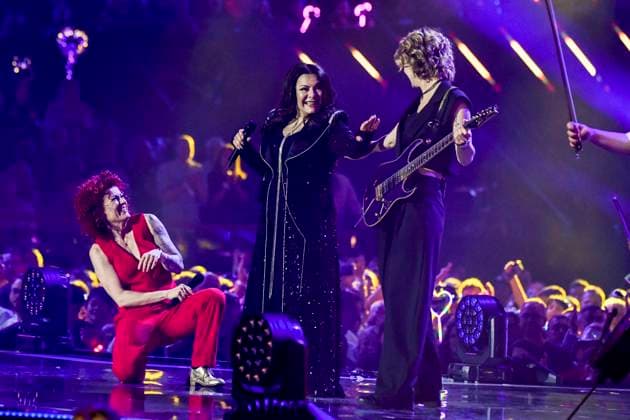 abb Marianne Rosenberg Lucy Diakovska with friend guitarist Yasi Hofer singer on stage at the ARD TV LIve show at the Schlagerchampions 2026 Das Grosse Fest der Besten on stage at the Velodrom on 10 01 2026 in Berlin Berlin Germany