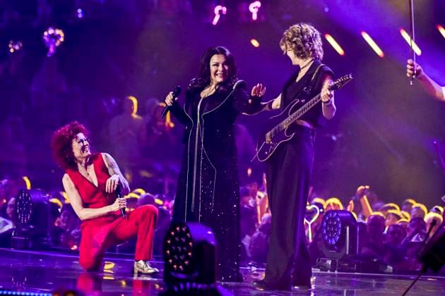 abb Marianne Rosenberg Lucy Diakovska with friend guitarist Yasi Hofer singer on stage at the ARD TV LIve show at the Schlagerchampions 2026 Das Grosse Fest der Besten on stage at the Velodrom on 10 01 2026 in Berlin Berlin Germany