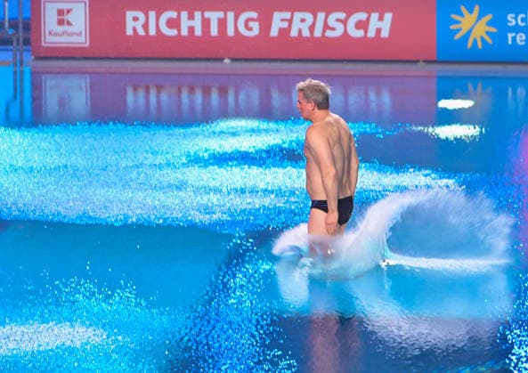 10 01 2026, xlakx, Entertainment, TV Total Turmspringen v l Steffen Groth actor dares to jump from the diving boards of the swimming and diving hall in the Europasportpark SSE at the 15th edition of TV Total Turmspringen in Berlin a spectacular highlight of the show on ProSieben Berlin Daniel Lakomski