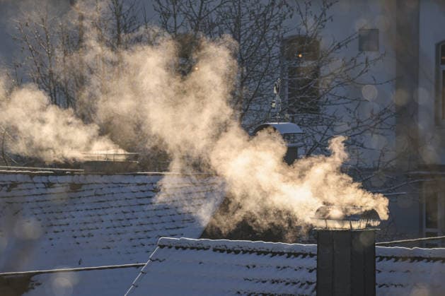 Ein Eiskalter Wintermorgen im Siegerland. Nach einer eisigen Nacht Qualmen, Dampfen die Schornsteine auf den Haeusern (Häusern) am Morgen. Schornsteine in Siegen-Oberschelden im Gegenlicht. Winter im Siegerland am 11.01.2026 in Siegen Deutschland. *** An ice-cold winter morning in Siegerland After an icy night, the chimneys on the houses smoke and steam in the morning Chimneys in Siegen Oberschelden against the light Winter in Siegerland on 11 01 2026 in Siegen Germany