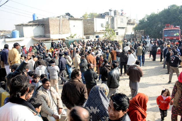 Gas cylinder explosion at Islamabad wedding kills eight, including bride and groom ISLAMABAD, PAKISTAN, JANUARY 11: Local residents gather at the site of a powerful gas cylinder explosion at a wedding function in a neighborhood of Islamabad on January 11, 2026. The blast killed eight people, including the bride and groom and their grandparents, injured 12 others, and caused the collapse of adjoining houses. Muhammad Reza Anadolu Islamabad Pakistan. Editorial use only. Please get in touch for any other usage.  Copyright: x2026xAnadoluxMuhammadxRezax