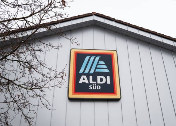 Bad Saulgau Geschaefte, Maerkte, Dienstleister in Bad Saulgau Bad Saulgau, Baden-Württemberg, Deutschland Detailansicht des Logos von ALDI SÜD an der Fassade einer Filiale. Das Markenzeichen des Lebensmitteldiscounters ist zentral an der Außenwand des Gebäudes angebracht, kahle Äste eines Baumes ragen in den Bildrand. Die Aufnahme entstand an einem winterlichen, bewölkten Tag und dokumentiert einen typischen Standort des Einzelhandels in Oberschwaben. Editorial use only. *** Bad Saulgau shops, stores, service providers in Bad Saulgau Bad Saulgau, Baden Württemberg, Germany Detailed view of the ALDI SÜD logo on the facade of a store The food discounters logo is centrally located on the outer wall of the building, bare branches of Copyright: xEibner-Pressefotox EP_EER