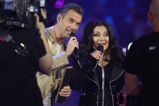 Schlagerchampions 2026 Das grosse Fest der Besten Moderator Florian Silbereisen mit Marianne Rosenberg (deutsche Pop- und Schlagersängerin). ARD ORF2-Musikshow Schlagerchampions - Das grosse Fest der Besten. Von Florian Silbereisen moderierte Live-Sendung vom 10. Januar 2026 aus dem Velodrom Berlin, Deutschland. *** Schlagerchampions 2026 Das grosse Fest der Besten Presenter Florian Silbereisen with Marianne Rosenberg German pop and pop singer ARD ORF2 music show Schlagerchampions Das grosse Fest der Besten Hosted by Florian Silbereisen Live broadcast from January 10, 2026 from the Velodrom Berlin, Germany