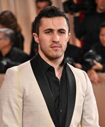 Chris Olsen attends the 83rd annual Golden Globe Awards at the Beverly Hilton Hotel in Beverly Hills, California on Sunday, January 11, 2026.  LAP20260111326 CHRISxCHEW