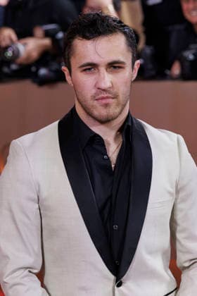 January 11, 2026, Beverly Hills, California, USA: Chris Olsen on the red carpet at the 83rd Annual Golden Globe Awards on Sunday, January 11, 2026, at the Beverly Hilton in Beverly Hills, California. BURT HARRIS BNS PI Beverly Hills USA - ZUMAp124 20260111_zaa_p124_138 Copyright: xBurtxHarrisx