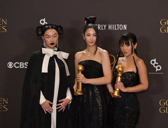 83rd Annual Golden Globe Awards - Press Room EJAE, Audrey Nuna and REI AMI (who performed the song as the fictional group HUNTR X) pose with Golden Globe Award for Best Original Song during the 83rd annual Golden Globe Awards at The Beverly Hilton on January 11, 2026 in Beverly Hills, California. Beverly Hills Beverly Hilton California USA Copyright: ximageSPACEx