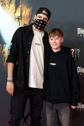 Daniel Pfauntsch with companion at the premiere of the movie Die drei Toteninsel at Mathäser Filmpalast Munich, 11 01 2026 Foto:xN.xKolinzx xFuturexImagex fragezeichen_6117