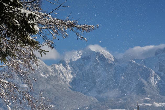 Creative Highlights World Berchtesgaden, Deutschland 11.01.2026: Im Bild: Schneebedeckte Berggipfel im Berchtesgadener Land: Von links sind der Kehlstein, der Hohe Göll und das Hohe Brett zu sehen. Das winterliche Alpenpanorama zeigt die markanten Felsformationen unter blauem Himmel mit leichtem Schneefall und verdeutlicht die alpine Landschaft in der kalten Jahreszeit. Bayern *** Berchtesgaden, Germany 11 01 2026 In the picture Snow-covered mountain peaks in the Berchtesgadener Land From the left you can see the Kehlstein, the Hohe Göll and the Hohe Brett The wintry Alpine panorama shows the striking rock formations under a blue sky with light snowfall and illustrates the Alpine landscape in the cold season Bavaria Copyright: xFotostandx xWassmuthx