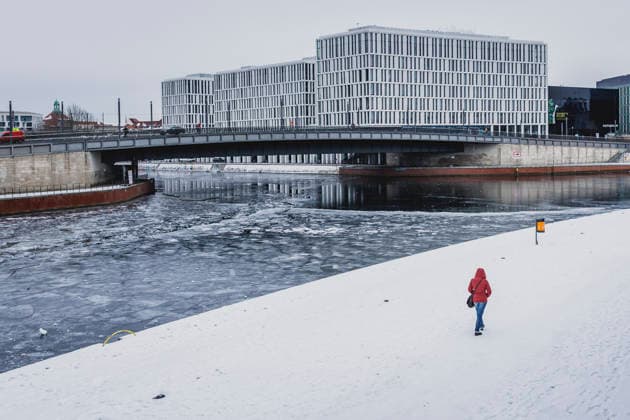 Ein Person spaziert am Ufer der gefrorenen Spree im Regierungsviertel in Berlin, 12.01.2026. Berlin Deutschland *** A person walks on the banks of the frozen Spree in the government district in Berlin, 12 01 2026 Berlin Germany Copyright: xFlorianxGaertnerx