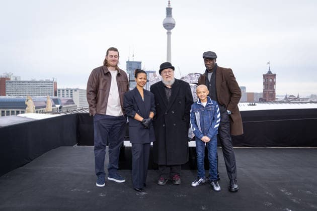 Photocall A KNIGHT OF THE SEVEN KINGDOMS Peter Claffey Dunk Myha™la ˜Harper Stern™ George R R Martin Writer Executive Producer Dexter Sol Ansell Egg Steve Toussaint Lord Corlys Velaryon Photocall A KNIGHT OF THE SEVEN KINGDOMS on the roof of the Humboldt Forum in Berlin Date 12 01 2026 Copyright: xEventpressxFuhrx