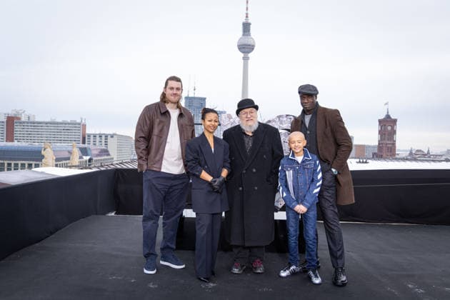 Photocall A KNIGHT OF THE SEVEN KINGDOMS Peter Claffey Dunk Myha™la ˜Harper Stern™ George R R Martin Writer Executive Producer Dexter Sol Ansell Egg Steve Toussaint Lord Corlys Velaryon Photocall A KNIGHT OF THE SEVEN KINGDOMS on the roof of the Humboldt Forum in Berlin Date 12 01 2026 Copyright: xEventpressxFuhrx