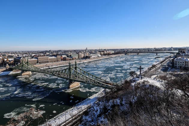 (260112) -- BUDAPEST, Jan. 12, 2026 -- Ice floes drift on the Danube River in Budapest, Hungary, on Jan. 12, 2026. (Photo by Xinhua) HUNGARY-BUDAPEST-DANUBE-ICE FLOES DavidxBalogh 