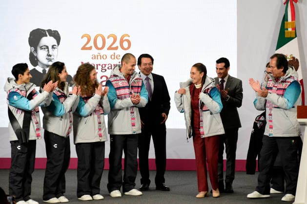 President of Mexico presents the flag to the athletes representing Mexico at the Winter Games Mexico™s President Claudia Sheinbaum Pardo, Donovan Carrillo, Sarah Schleper, Allan Corona and Regina Martinez, during the flag-raising ceremony for the Mexican team for the XXV edition of the Milan-Cortina 2026 Winter Olympic Games, during a news conference at the National Palace. on January 12, 2026 in Mexico City, Mexico. (Photo by Luis Barron Eyepix Group) Copyright: xLuisxBarronx xEyepixxGroupx LB_12012026_174682