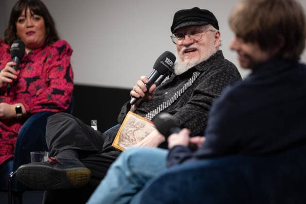 Fanevent A KNIGHT OF THE SEVEN KINGDOMS Moderatorin Marie-Christine Knop auf der Bühne mit George R.R. Martin (Writer Executive Producer) und Ira Parker (Co-Creator Showrunner Executive Producer) Fanevent Lesung und Q&A Script to Screen von A KNIGHT OF THE SEVEN KINGDOMS im Delphi Kino in Berlin Datum: 12.01.2026 Copyright: xEventpressxFuhrx