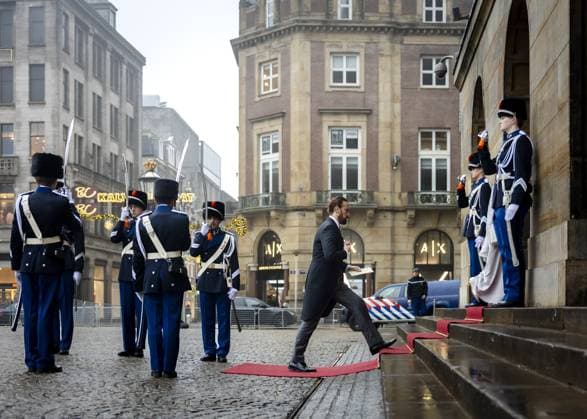 AMSTERDAM Guests arrive at the Royal Palace on Dam Square for the New Year s reception. The royal couple receives members of the diplomatic corps of foreign diplomats. REMKO DE WAAL ANP netherlands out - belgium out  Copyright: xx x547363344x originalFilename: 547363344.jpg