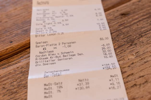 Receipt shows VAT of 7 and 19 percent in gastronomy 13 01 26, Selters Symbol photo, illustration image, symbol image, illustration photo, everyday scene Close-up of a receipt on a wooden table The receipt shows different VAT rates, including 7 percent and 19 percent The p Copyright: xThorstenxWagnerx