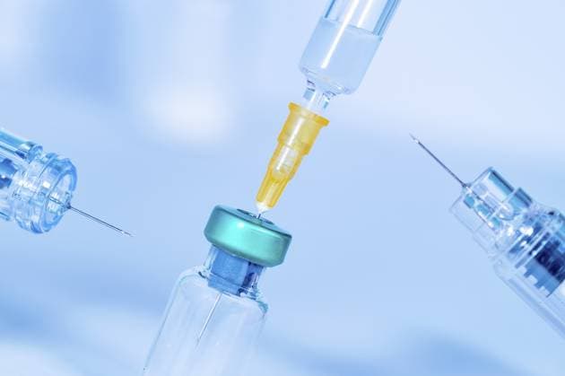 Pharmazeutische Forschung. Spritze und Impfstoff. Konzept für Forschung, Medizin, Pharmazie und Gesundheitswesen Pharmaceutical research. Syringe and vaccine. Research, Medicine, pharmacy And Health Care concept Copyright: imageBROKER Zoonar ibxiqx16143181.jpg