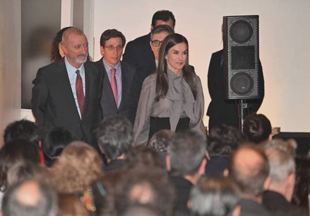 Queen Letizia presides over the presentation of the Zenda Awards 2024 2025 The writer Arturo Pérez Reverte, the Mayor of Madrid, José Luis Martínez Almeida, and Queen Letizia during the presentation of the Zenda Awards 2024 2025 held at the Real Fábrica de Tapices, on January 13, 2025, in Madrid Spain The Zenda Awards 2024 2025 recognize literary and publishing work and the promotion of reading during the literary season FAMOSOSOS PREMIOS ZENDA REALEZA BOOKS José Madrid Madrid Madrid Espana  Copyright: xJosÃ xOlivax 7216012