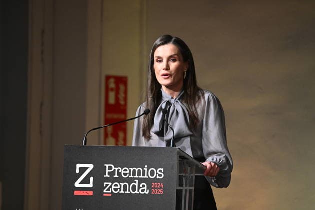 Queen Letizia presides over the presentation of the Zenda 2024 2025 Awards Queen Letizia during the presentation of the Zenda 2024 2025 Awards held at the Real Fábrica de Tapices, on January 13, 2025, in Madrid Spain The Zenda 2024 2025 Awards recognize literary and publishing work and the promotion of reading during the literary season FAMOSOSOS PREMIOS ZENDA REALEZA LIBROS José Madrid Madrid Madrid Spain  Copyright: xJosÃ xOlivax 7216033