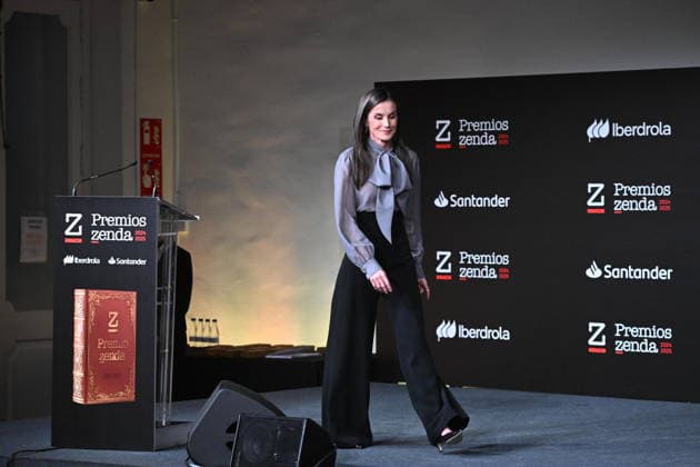 Queen Letizia presides over the presentation of the Zenda 2024 2025 Awards Queen Letizia during the presentation of the Zenda 2024 2025 Awards held at the Real Fábrica de Tapices, on January 13, 2025, in Madrid Spain The Zenda 2024 2025 Awards recognize literary and publishing work and the promotion of reading during the literary season FAMOSOSOS PREMIOS ZENDA REALEZA LIBROS José Madrid Madrid Madrid Spain  Copyright: xJosÃ xOlivax 7216058