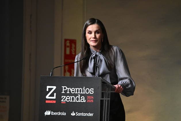 Queen Letizia presides over the presentation of the Zenda 2024 2025 Awards Queen Letizia during the presentation of the Zenda 2024 2025 Awards held at the Real Fábrica de Tapices, on January 13, 2025, in Madrid Spain The Zenda 2024 2025 Awards recognize literary and publishing work and the promotion of reading during the literary season FAMOSOSOS PREMIOS ZENDA REALEZA LIBROS José Madrid Madrid Madrid Spain  Copyright: xJosÃ xOlivax 7216038