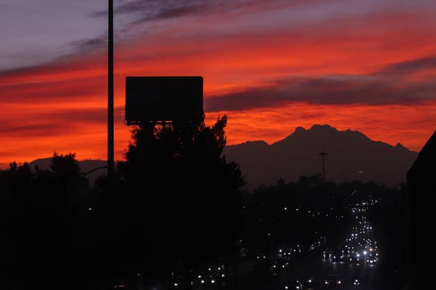 The IztaccoÂ­huatl volcano is seen through the city streets during sunrise. on January 13, 2026 in Mexico City, Mexico. Mexico City Mexico - ZUMAe321 20260113_zia_e321_012 Copyright: xCarlosxSantiagox