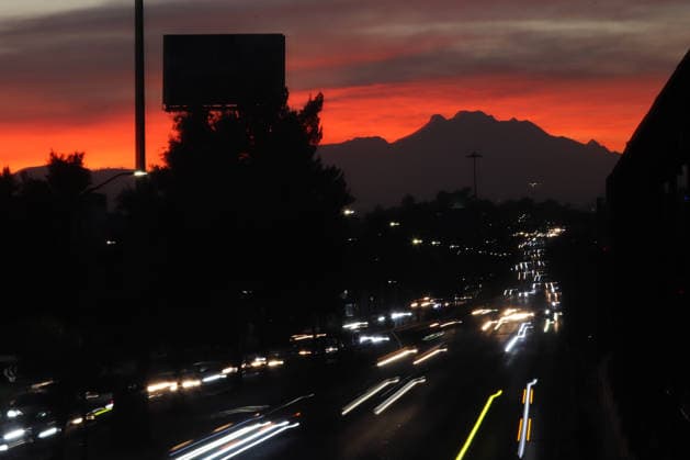 The IztaccoÂ­huatl volcano is seen through the city streets during sunrise. on January 13, 2026 in Mexico City, Mexico. Mexico City Mexico - ZUMAe321 20260113_zia_e321_009 Copyright: xCarlosxSantiagox