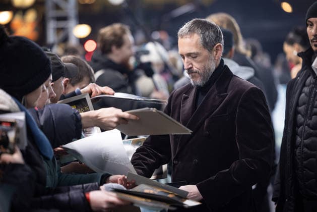 Premiere A KNIGHT OF THE SEVEN KINGDOMS Bertie Carvel Baelor Targaryen Signs autographs for fans Premiere of A KNIGHT OF THE SEVEN KINGDOMS at the Zoo Palast in Berlin Date 13 01 2026 Copyright: xEventpressxFuhrx