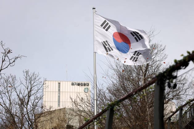 Starbucks schließt in Südkorea temporär alle Filialen, Archivbilder November 16, 2025, Gimpo, Gyeonggi, South Korea: The South Korean flag at the Aegibong Peace Ecopark Starbucks, directly across from the North Korean border, in Gimpo, South Korea. Gimpo South Korea - ZUMAg247 20251116_znp_g247_009 Copyright: xGagexSkidmorex