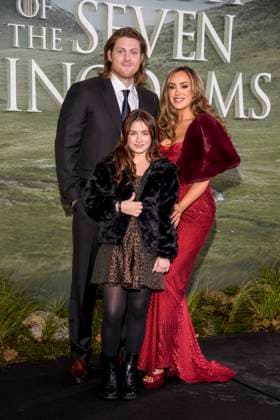 abb Peter Claffey, Holly and Ally McGinn on the black carpet at the theatrical release of the world premiere of HBO Max A Knight of the Seven Kingdoms the US American fantasy series at the Zoo Palaast on 13 01 2025 in Berlin Berlin Germany