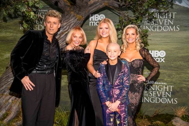 abb Jonathan Ansell, Wendy King, Sienna Valentine Ansell, Dexter Sol Ansell and Debbie King on the black carpet at the world premiere of the US fantasy series HBO Max A Knight of the Seven Kingdoms at Zoo Palaast on 13 01 2025 in Berlin Berlin Germany