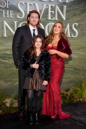abb Peter Claffey, Holly and Ally McGinn on the black carpet at the theatrical release of the world premiere of HBO Max A Knight of the Seven Kingdoms the US American fantasy series at the Zoo Palaast on 13 01 2025 in Berlin Berlin Germany