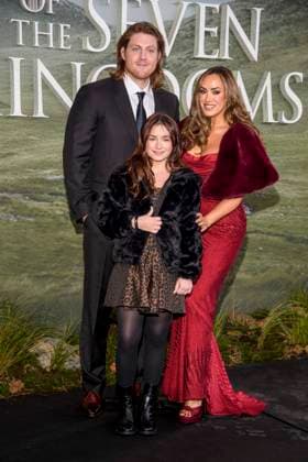abb Peter Claffey, Holly and Ally McGinn on the black carpet at the theatrical release of the world premiere of HBO Max A Knight of the Seven Kingdoms the US American fantasy series at the Zoo Palaast on 13 01 2025 in Berlin Berlin Germany