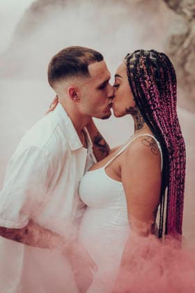 Portrait of a young pregnant Latina couple kissing on the beach Sitges, Catalonia, Spain CR_AICA260112-1935208-01 ,model released, Symbolfoto ,property released