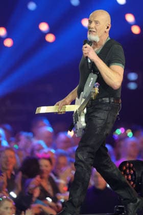 Schlagerchampions 2026 Das grosse Fest der Besten Hans-Björn Both von Santiano mit dem Preis für die Auszeichnung als Erfolgreichste Band in der Hand. ARD ORF2-Musikshow Schlagerchampions - Das grosse Fest der Besten. Von Florian Silbereisen moderierte Live-Sendung vom 10. Januar 2026 aus dem Velodrom Berlin, Deutschland. *** Schlagerchampions 2026 Das grosse Fest der Besten Hans Björn Both from Santiano with the award for the most successful band in his hand ARD ORF2 music show Schlagerchampions Das grosse Fest der Besten Hosted live by Florian Silbereisen on January 10, 2026 from the Velodrom Berlin, Germany
