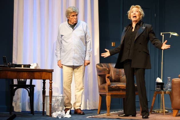 They have known each other for more than 40 years and are now on stage together for the first time Michaela May and Sigmar Solbach can be seen in Hamburg in the play Der Abschiedsbrief at the Komödie Winterhuder Fährhaus Sigmar Solbach will turn 80 in October, next year this comedy will go on tour, photo rehearsal on 14 1 2026 in Hamburg